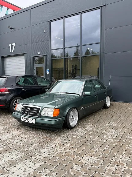 Mercedes-Benz E220 1994 photo 4