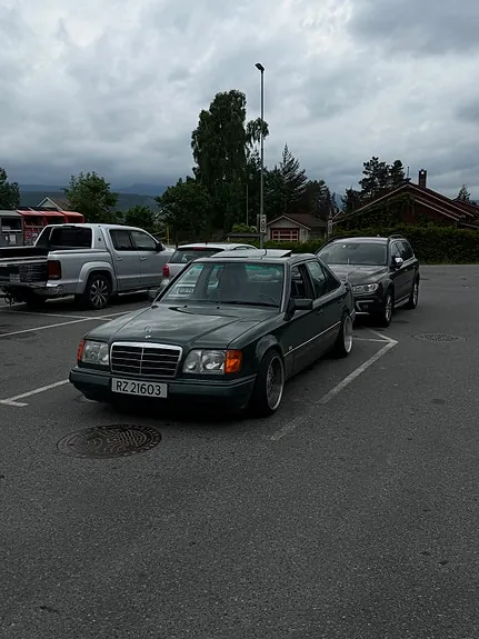 Mercedes-Benz E220 1994 photo 3