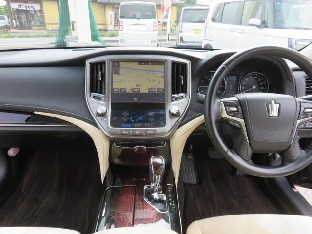 Toyota Crown 2017 photo 2