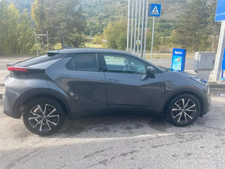 Toyota C-Hr 2024 photo 2
