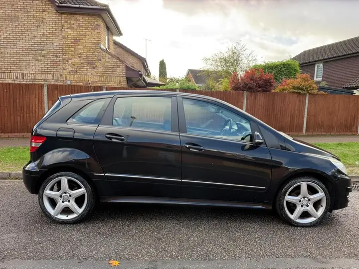 Mercedes-Benz B-Class 2010 photo 3