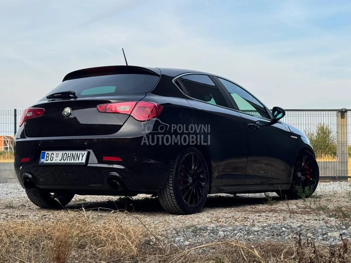 Alfa Romeo Giulietta 2011 photo 2