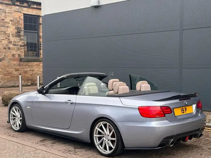 BMW 3 Series 2011 photo 2