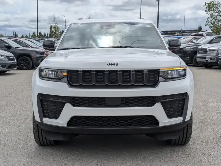 Jeep Grand Cherokee 2026 photo 3