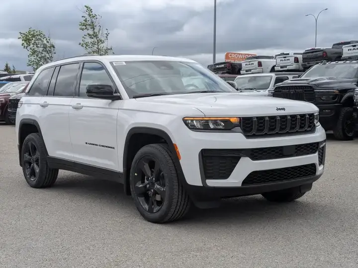 Jeep Grand Cherokee 2026 photo 2