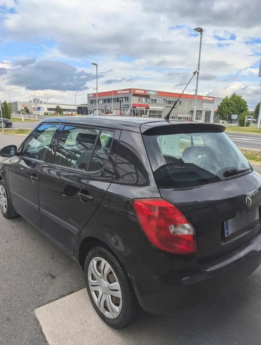 Skoda Fabia 2011 photo 2