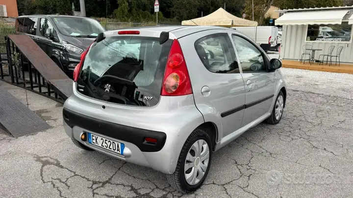 Peugeot 107 2011 photo 5