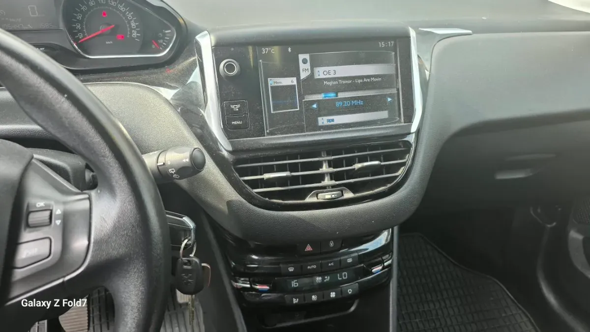 Peugeot 208 2013 photo 2