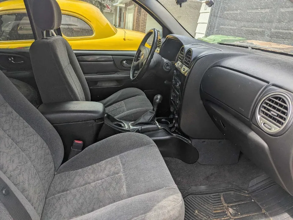 GMC Envoy 2005 photo 2