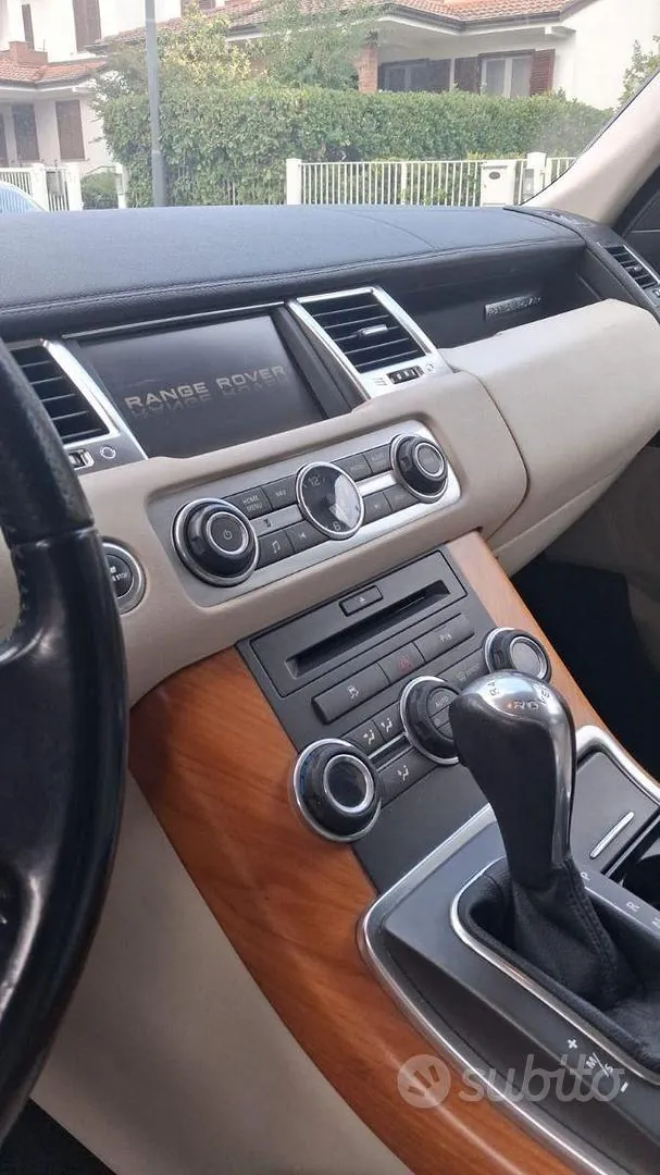 Land Rover Range Rover Sport 2010 photo 3