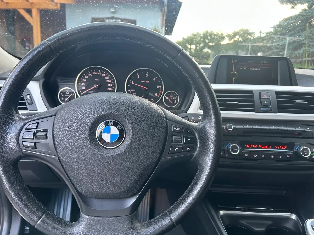 BMW 3 Series 2012 photo 3