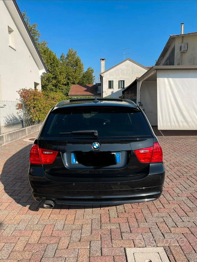 BMW 320D Touring 2012 photo 2