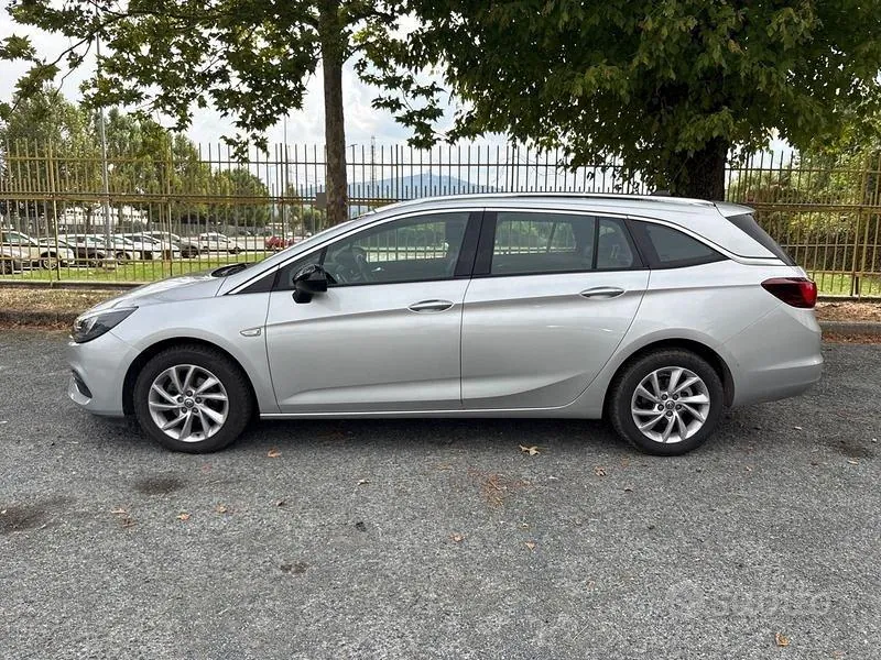 Opel Astra 2022 photo 2