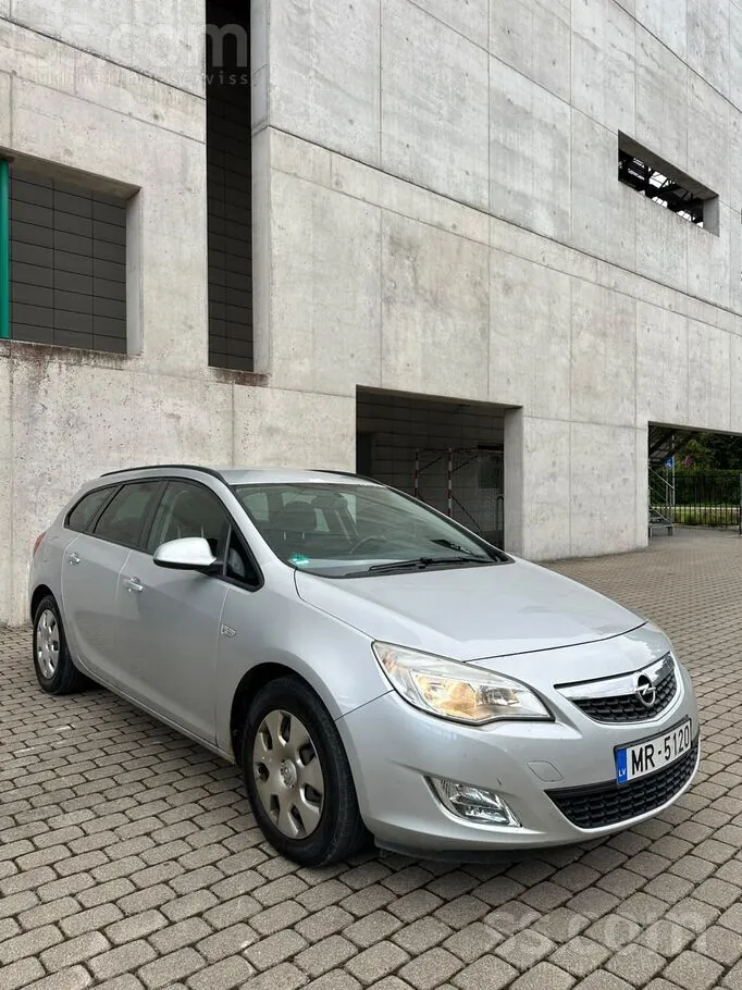 Opel Astra 2011 photo 2