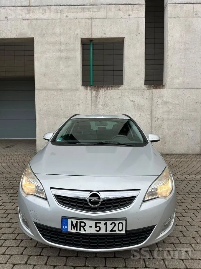 Opel Astra 2011 photo 3