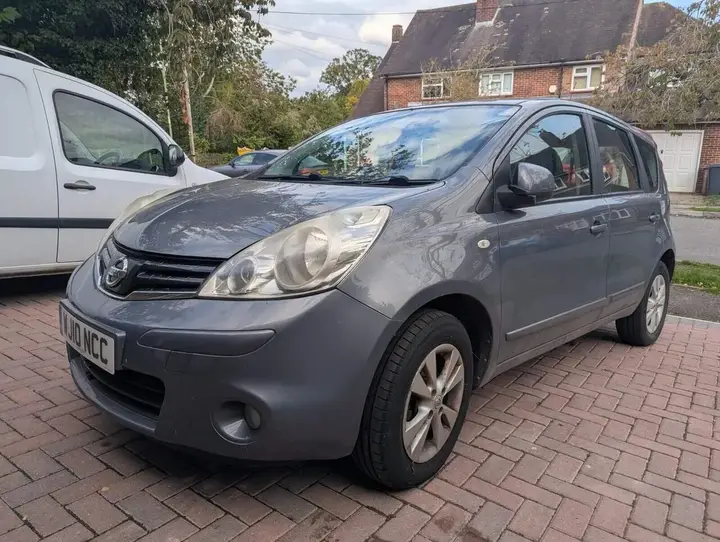 Nissan Note 2010 photo 2