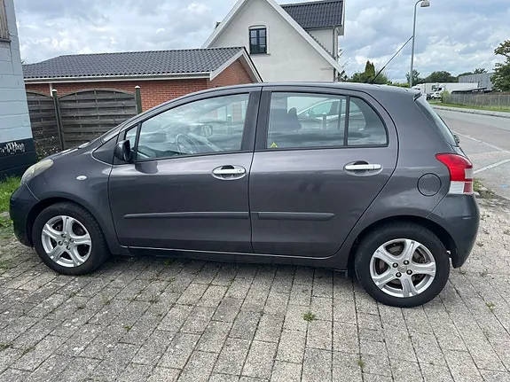 Toyota Yaris 2010 photo 2