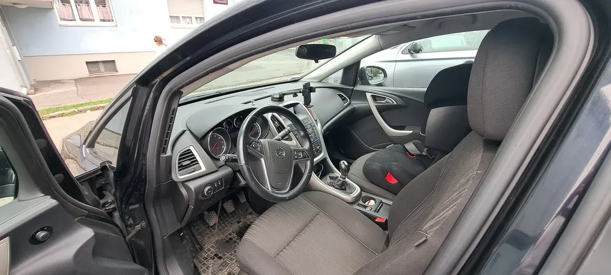 Opel Astra 2011 photo 3
