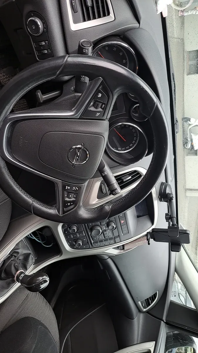 Opel Astra 2011 photo 2