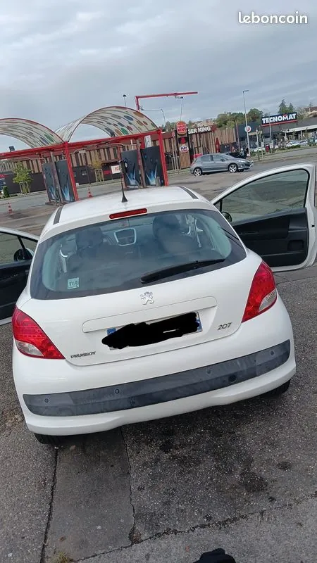 Peugeot 207 2011 photo 2