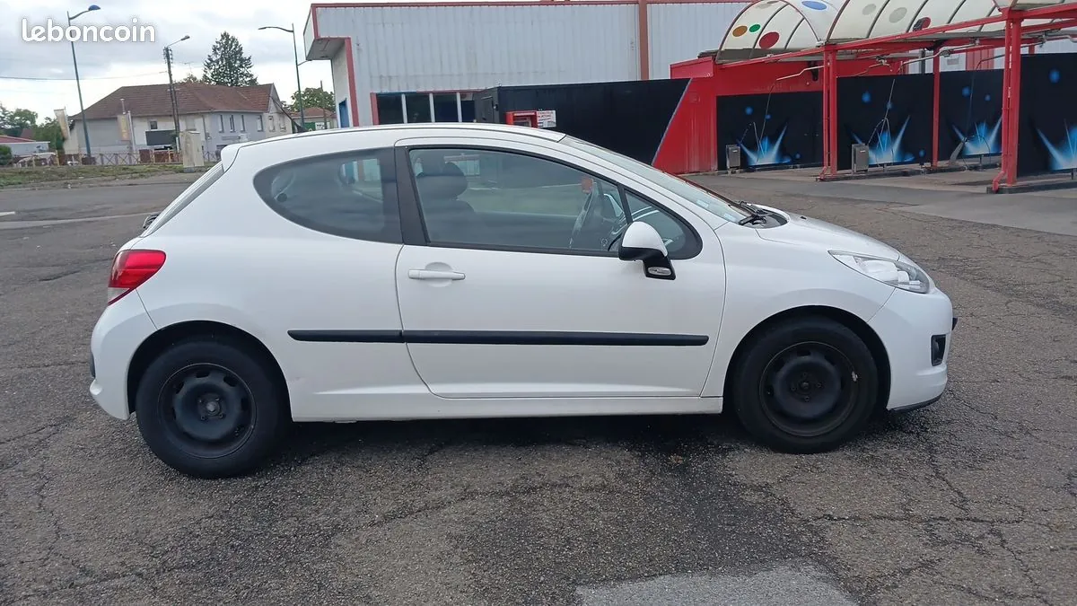 Peugeot 207 2011 photo 3