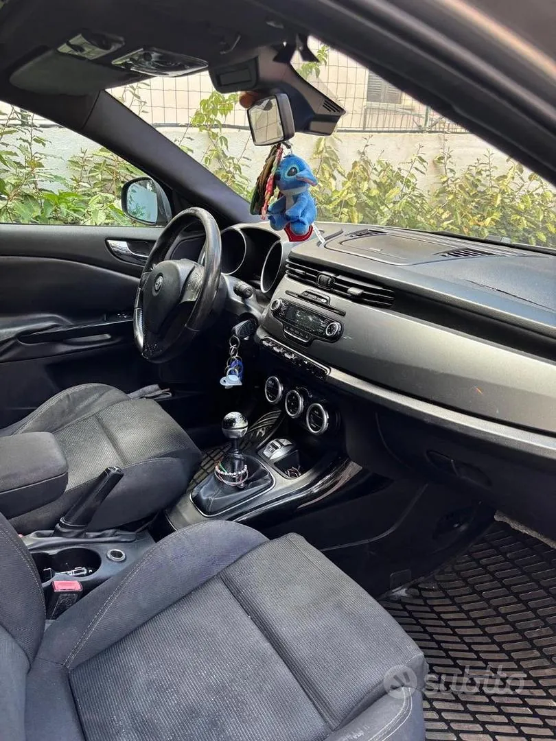 Alfa Romeo Giulietta 2011 photo 2