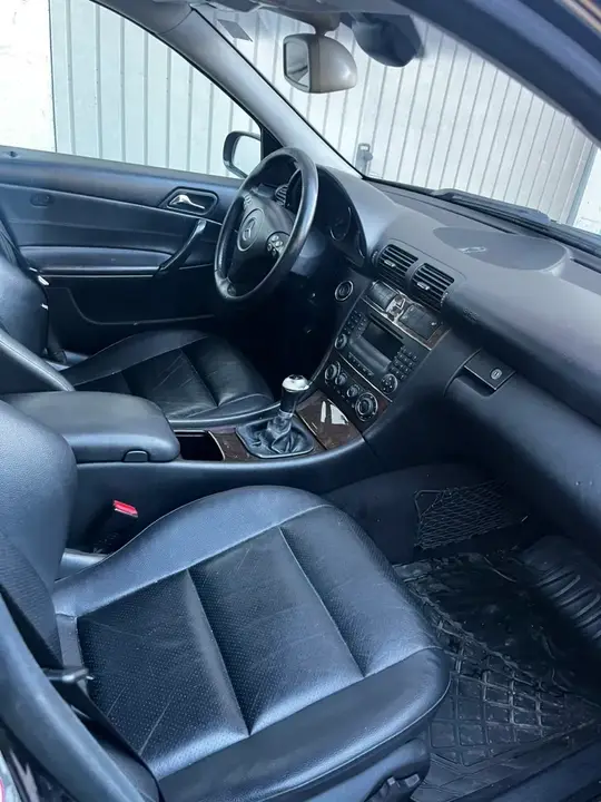 Mercedes-Benz C-Class 2004 photo 2