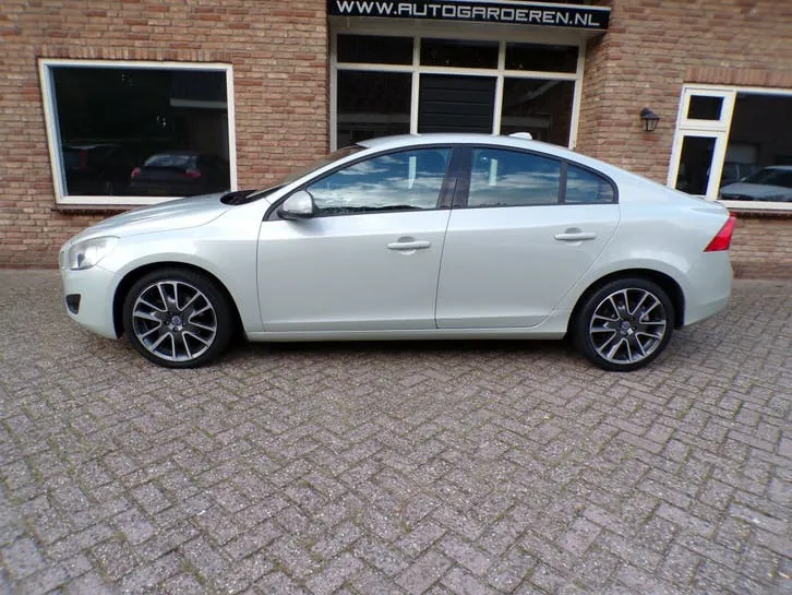 Volvo S60 2012 photo 2