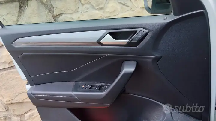 Volkswagen T-Roc 2023 photo 3