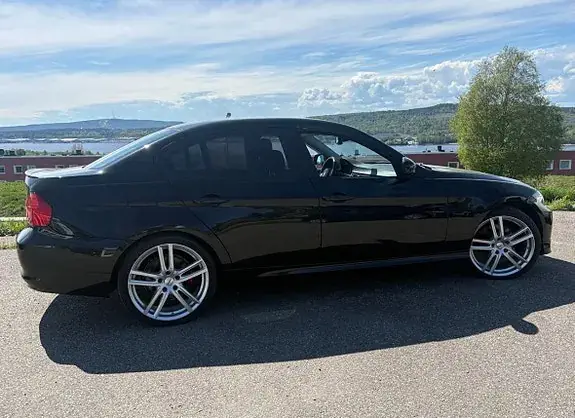 BMW 320D 2011 photo 2