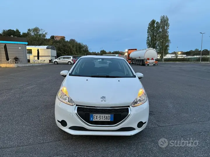 Peugeot 208 2014 photo 3