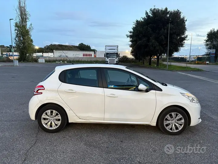 Peugeot 208 2014 photo 2
