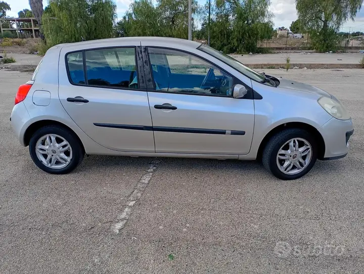 Renault Clio 2007 photo 2