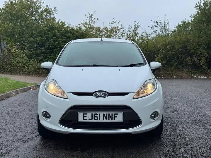 Ford Fiesta 2011 photo 2