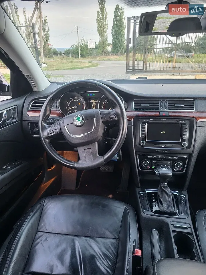 Skoda Superb 2010 photo 2