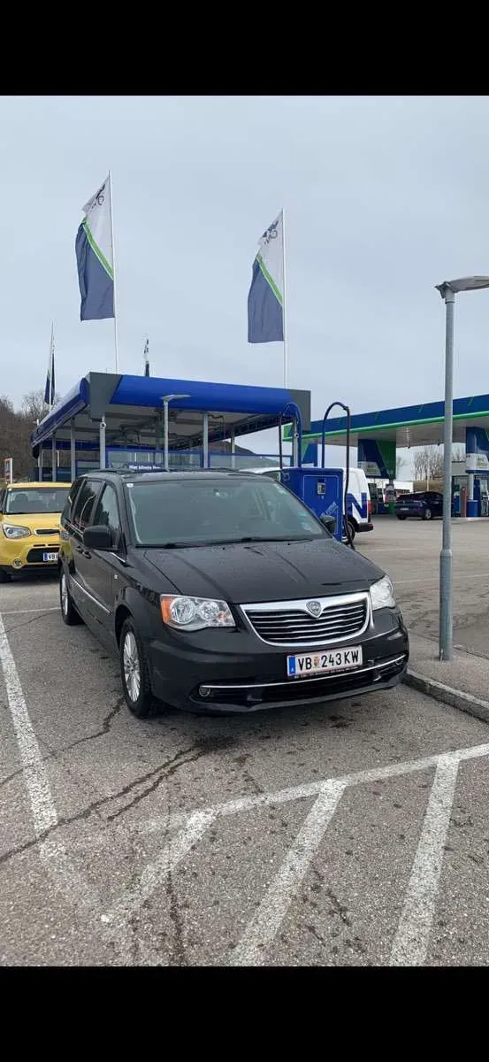 Lancia Voyager 2013 photo 2