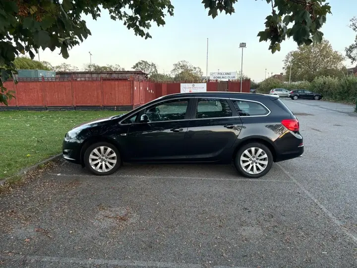 Vauxhall Astra 2014 photo 2