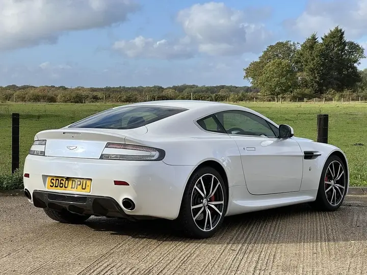 Aston Martin Vantage 2010 photo 3