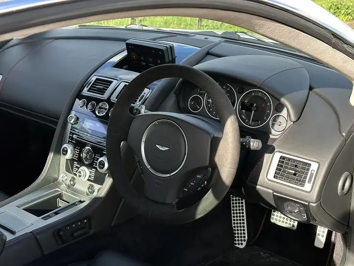 Aston Martin Vantage 2010 photo 5