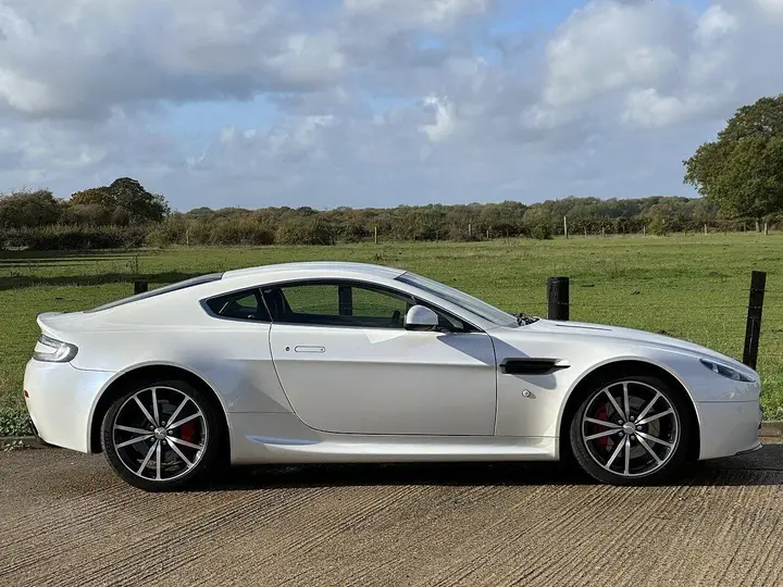 Aston Martin Vantage 2010 photo 2