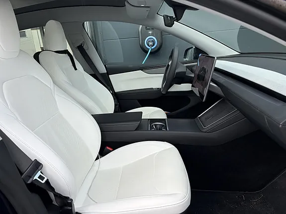 Tesla Model Y 2026 photo 2
