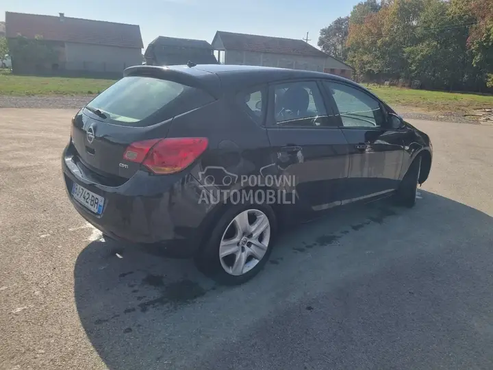 Opel Astra J 2011 photo 5