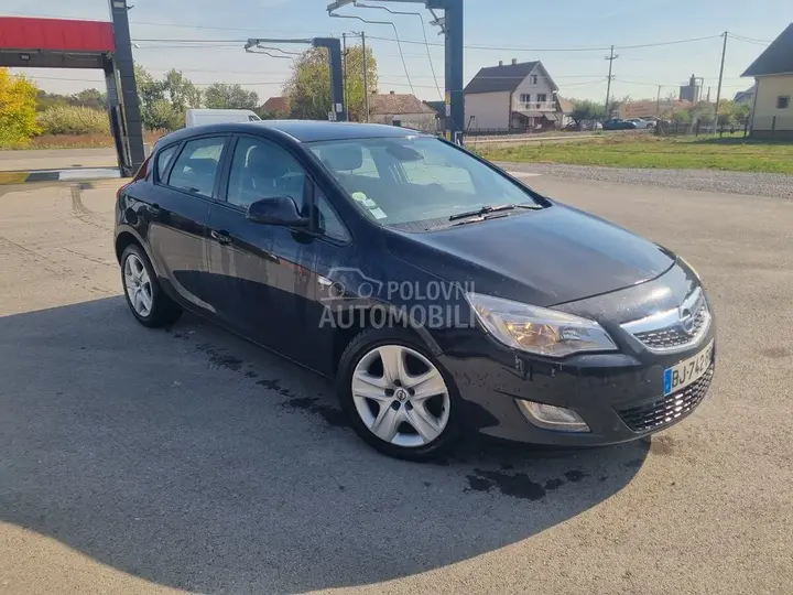 Opel Astra J 2011 photo 3