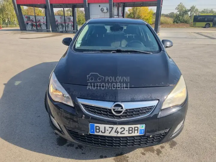 Opel Astra J 2011 photo 2