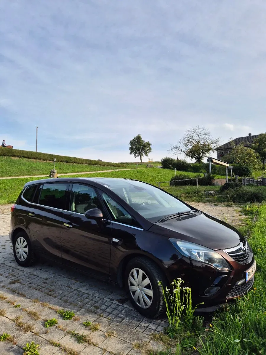 Opel Zafira Tourer 2012 photo 2