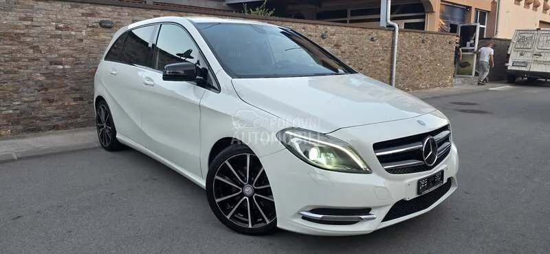 Mercedes-Benz B180 2013 photo 2