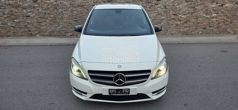 Mercedes-Benz B180 2013 photo 3
