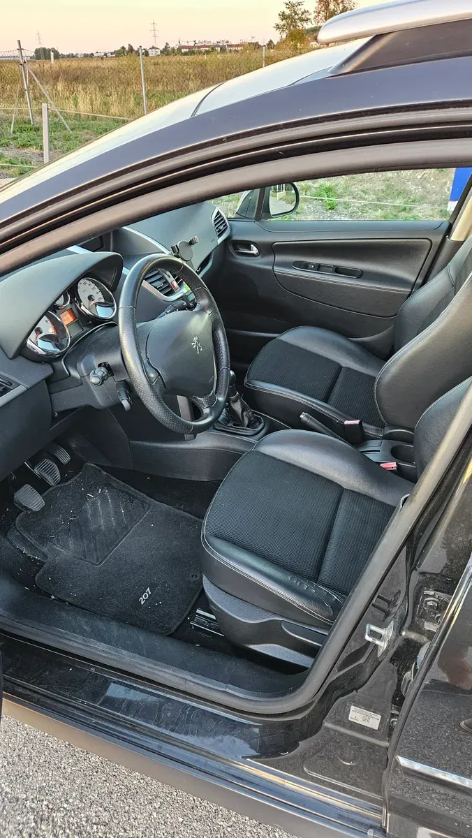 Peugeot 207 2011 photo 3