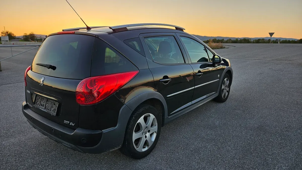 Peugeot 207 2011 photo 2