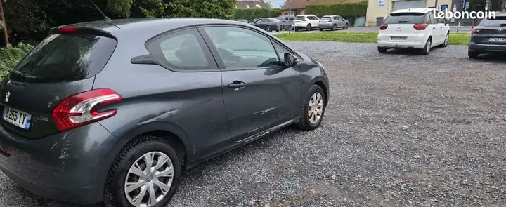 Peugeot 208 2015 photo 2
